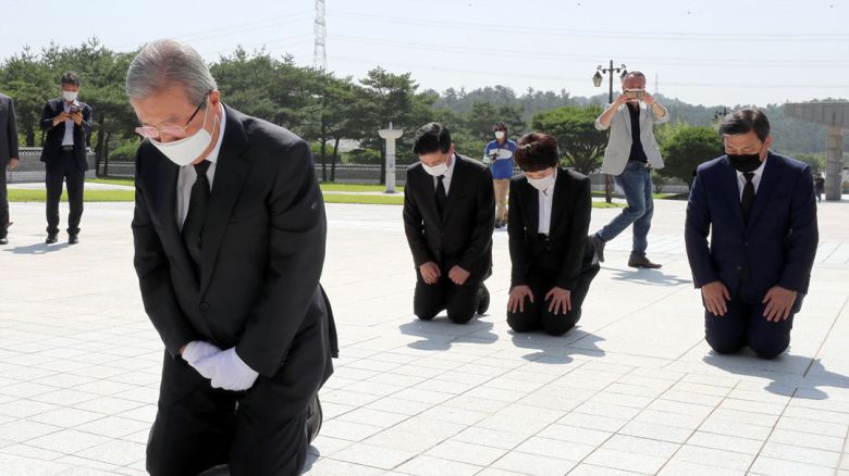 김종인 미래통합당 비상대책위원장이 지난해 광주 북구 운정동 국립5·18민주묘지를 찾아 오월 영령 앞에 무릎을 꿇고 참배하고 있다. /뉴시스