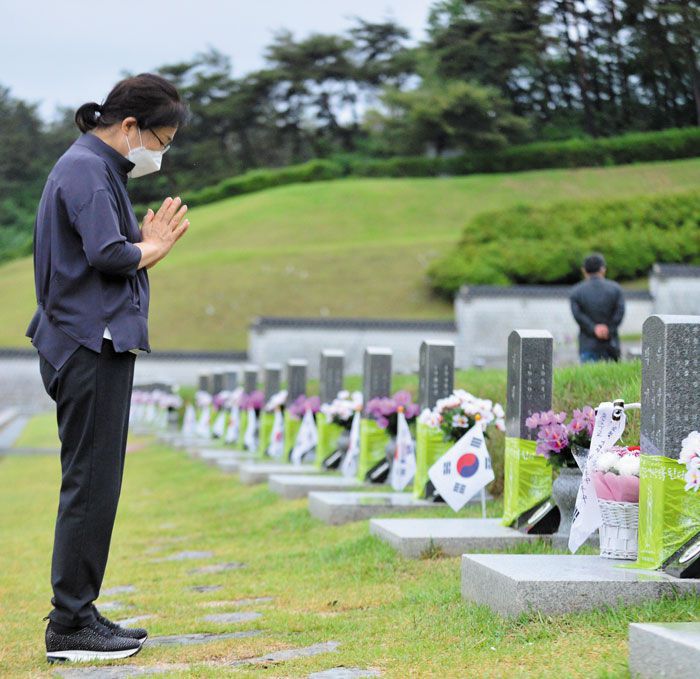 5·18 41주년, 민주묘지 참배객 - 5·18 민주화운동 41주년을 이틀 앞둔 16일 한 시민이 광주광역시 국립 5·18 민주묘지를 찾아 참배하고 있다. 5·18민주유공자유족회는 17일 열리는 추모제에 국민의힘 성일종·정운천 의원을 초청했다. 국민의힘 의원이 5·18 행사에 초청을 받은 것은 이번이 처음이다. /뉴시스