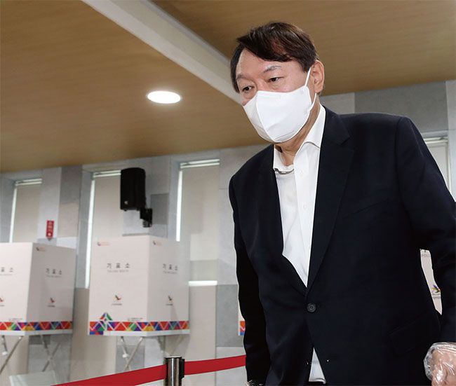 윤석열 전 검찰총장이 지난 4월 2일 서울 서대문구 남가좌1동 주민센터에 차려진 2021 재보궐선거 사전투표소에서 투표를 마친 뒤 이동하고 있다. photo 뉴시스