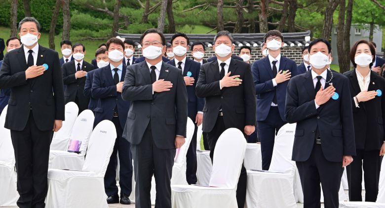 18일 오전 광주 북구 운정동 국립5·18민주묘지에서 '우리들의 오월'을 주제로 5·18민주화운동 41주기 기념식이 열린 가운데 김부겸 국무총리가 국민의례를 하고 있다. /뉴시스