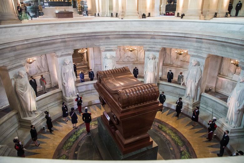 나폴레옹 보나파르트 서거 200주년인 2021년 5월 5일 에마뉴엘 마크롱 대통령부부가 파리 앵발리드 군사박물관에 있는 나폴레옹 무덤을 참배하고있다. /EPA 연합뉴스