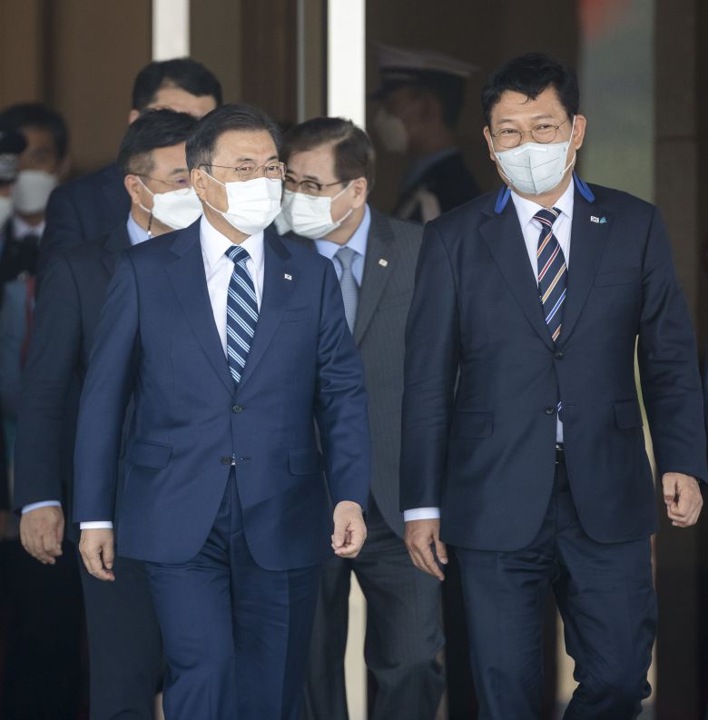 문재인 대통령이 2021년 5월 19일 오후 경기 성남시 서울공항에서 한미 정상회담 참석차 출국하기 위해 송영길 더불어민주당 대표 등과 함께 전용기로 이동하고 있다. /김지호 기자