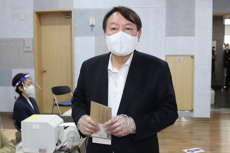 윤석열 전 검찰총장이 서울시장 보궐선거 사전투표 첫날인 지난 4월 2일 서울 서대문구 남가좌1동 주민센터의 사전투표소에서 투표하고 있다. /김지호 기자