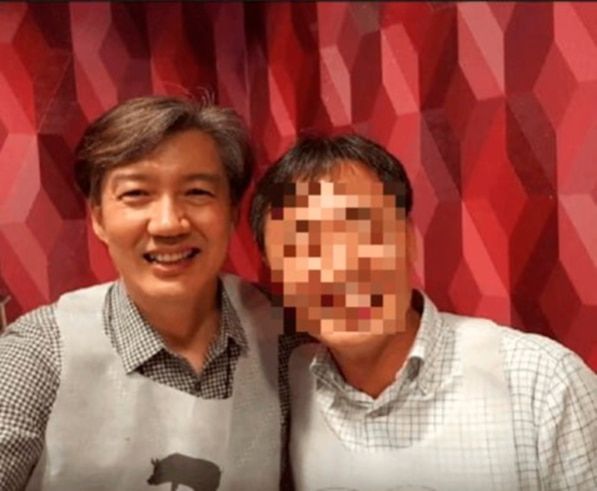 조국 전 법무장관이 청와대 민정수석 시절 당시 행정관이었던 윤규근 총경과 함께 찍은 사진/김도읍 의원실 제공