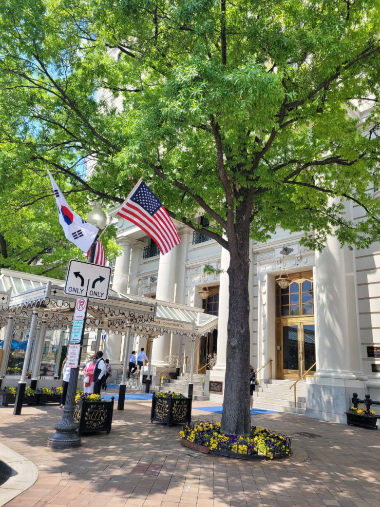 20일(현지 시각) 문재인 대통령이 머무르고 있는 워싱턴DC 백악관 인근의 한 호텔 앞에 태극기와 성조기가 나란히 걸려 있다.