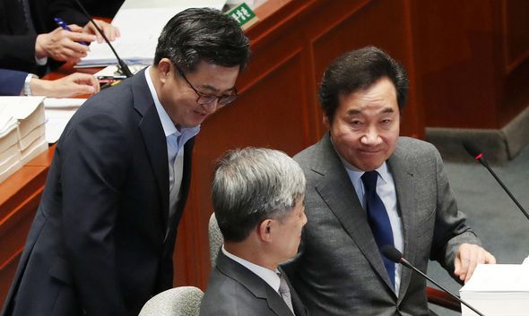 2018년 8월 21일 당시 김동연(왼쪽부터) 경제부총리 겸 기획재정부 장관, 최재형 감사원장, 이낙연 국무총리가 국회 본관 예산결산특별위원회 회의실에서 열린 전체회의에 출석해 인사를 나누는 모습. /뉴시스