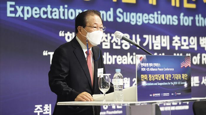 21일 서울 밀레니엄힐튼 호텔에서 열린 한미동맹재단·주한미군전우회 공동 주관 세미나에서 유명환 전 외교부 장관이 발언하고 있다. /박상훈 기자