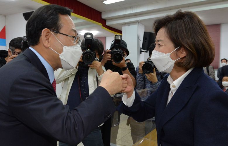 21일 대구 수성구 국민의힘 대구시당에서 열린 주요당직자 간담회에서 주호영 국민의힘 의원과 나경원 전 의원이 주먹인사를 하고 있다. 2021.05.21./뉴시스