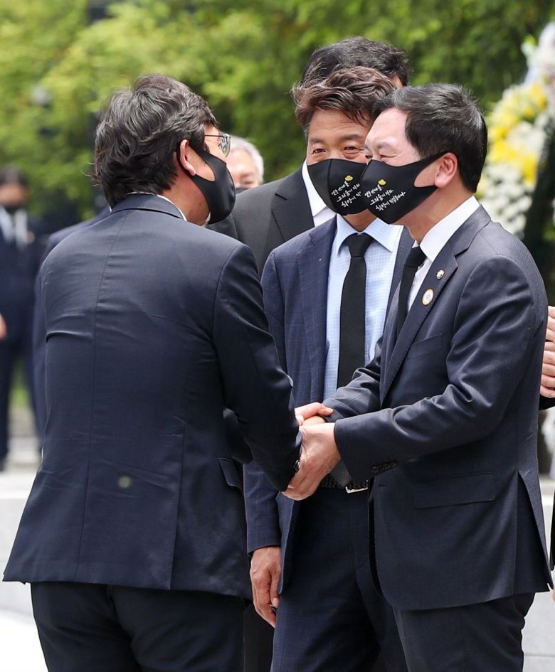 국민의힘 김기현 대표 권한대행, 유시민 노무현재단 이사장이 23일 경남 김해시 진영읍 봉하마을에서 엄수된 노무현 전 대통령 서거 12주기 추도식에서 인사하고 있다. /김동환 기자