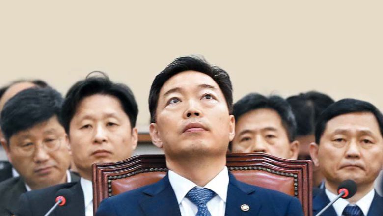 26일 국회 인사청문회를 앞둔 김오수 검찰총장 후보자가 법무차관이던 지난 2019년 11월 19일 국회 법제사법위원회 회의에서 검찰 개혁 관련 질문에 답변하던 중 허공을 바라보고 있다. 김 후보자가 작년 9월부터 이달 초까지 8개월간 변호사로 활동하며 라임·옵티머스 펀드 사기 관련 사건 등 22건의 사건을 수임한 것으로 25일 알려지면서 ‘전관(前官) 특혜’ 논란이 거셀 전망이다. /연합뉴스