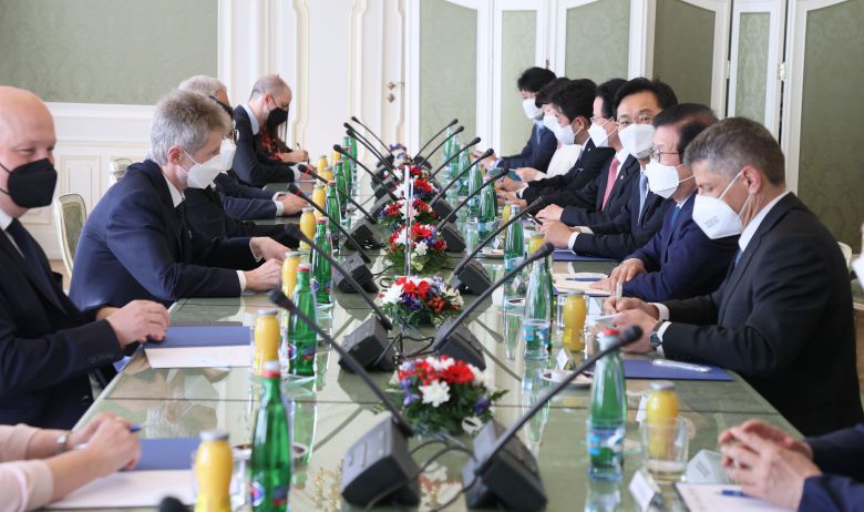 체코 상원의장과 면담하는 박병석 국회의장     (프라하=연합뉴스) 체코를 방문 중인 박병석 국회의장이 27일 프라하 상원의사당을 방문, 밀로시 비스트르칠 체코 상원의장과 면담하고 있다.