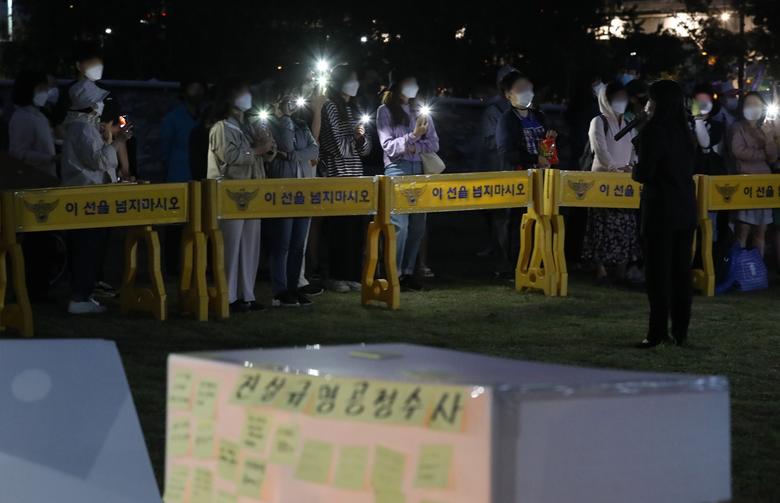 23일 오후 서울 반포한강공원 택시승강장 인근에 마련된 고(故) 손정민 씨 추모공간 인근에서 열린 진상규명 촉구 집회에서 참가자들이 휴대전화기 불을 켜고 있다. 손 씨는 지난 달 24일 반포한강공원에서 술을 마신 뒤 실종됐다가 30일 인근 한강 수중에서 숨진 채 발견됐다. /뉴시스