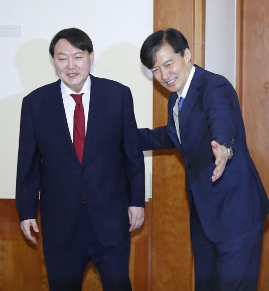 조국 민정수석이 2019년 7월 25일 오전 청와대에서 열린 윤석열 신임 검찰총장 임명장 수여식 전 열린 차담회에서 윤 총장에게 자리를 안내하는 모습. /연합뉴스