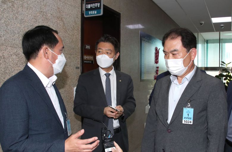 최근 논란이 된 조상호 전 더불어민주당 상근부대변인의 "최원일 천안함 함장이 부하들을 수장시켰다" 는 발언에 대해서 최원일 천안함 전 함장(왼쪽)과 이성우 천안함 유족회 회장(오른쪽)이 더불어민주당 항의 방문 후 김영호 당대표 비서실장(가운데)과 이야기하고 있다./국회사진기자단