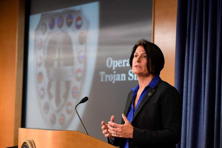 8일(현지 시각) 미 캘리포니아 샌디에고에서 FBI 특수요원 수잔 터너가 '트로이 방어 작전' 관련 내용을 소개하고 있다.  이 국제 공조 작전에는 암호 메신저 앱을 통한 함정수사도 포함됐다. /AP 연합뉴스