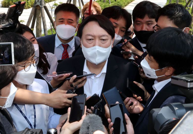 윤석열 전 검찰총장이 9일 서울 남산예장공원에 문을 연 우당 이회영 기념관 개장식에 참석해 취재진 질문에 답하고 있다./장련성 기자