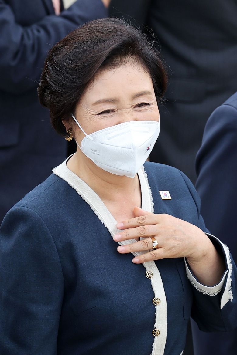 G7(주요 7개국) 정상회의 및 오스트리아·스페인 국빈방문을 위해 문재인 대통령과 함께 출국하는 부인 김정숙 여사가 11일 오후 경기도 성남 서울공항에서 공군 1호기로 향하고 있다.  2021.06.11 이태경 기자