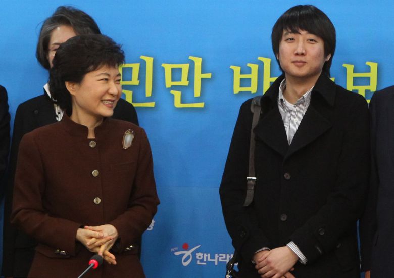 2011년 12월 27일 오후 서울 여의도 한나라당사에서 열린 첫 비대위 회의에서 비대위원 이준석 클라세스튜디오 대표가 한나라당 박근혜 비대위원장과 함께 웃고 있다./오종찬 기자