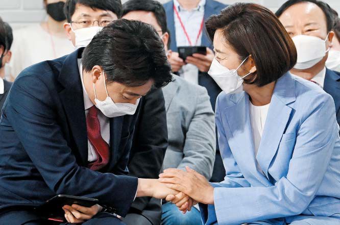 이준석 축하하는 나경원 - 이준석(앞줄 왼쪽) 국민의힘 신임 당대표가 11일 서울 여의도 국민의힘 당사에서 열린 전당대회에서 나경원(오른쪽) 후보와 인사를 하고 있다. 이 대표는 이날 취임 일성(一聲)으로 “다양한 대선 주자와 지지자들이 공존하는 당을 만들 것”이라고 말했다. /이덕훈 기자