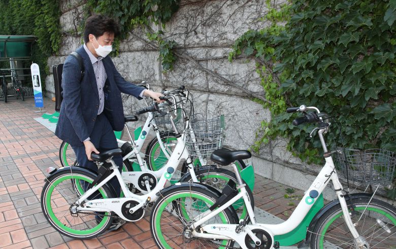 국민의힘 이준석 대표가 13일 오전 따릉이를 타고 서울 여의도 국회로 출근하고 있다./뉴시스