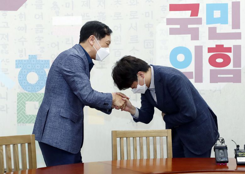국민의힘 이준석 대표가 13일 김기현 원내대표에게 인사하고 있다. /뉴시스