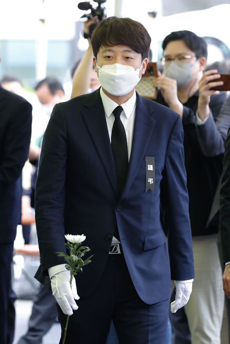 이준석 국민의힘 대표가 14일 광주 동구청에 마련된 학동4구역 재개발 붕괴 참사 희생자 합동분향소를 찾아 조문하고 있다. 2021.06.14/뉴시스