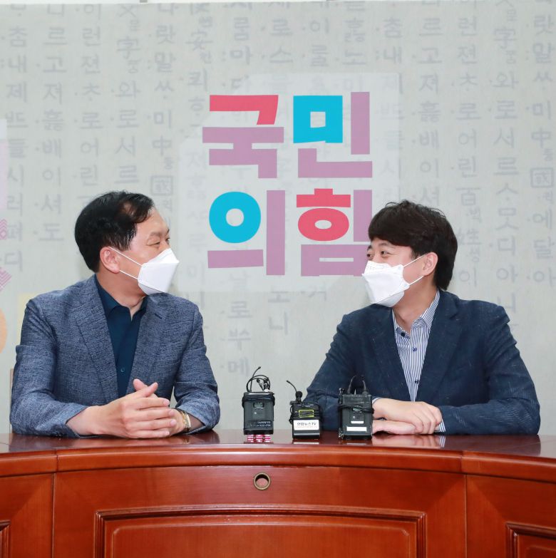 국민의힘 이준석 대표, 김기현 원내대표가 13일 서울 여의도 국회 당 대표실에서 주요 당직자 인선 논의 전 대화하고 있다./사진공동취재단