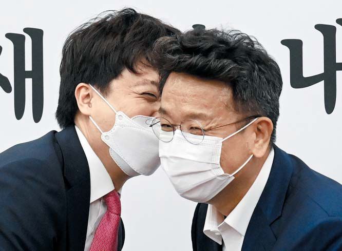 “우리 믿음만은 저버리지 말죠” - 이준석(왼쪽) 국민의힘 대표가 16일 취임 축하를 위해 국회를 방문한 이철희 청와대 정무수석과 대화를 나누며 웃고 있다. 두 사람은 종편 시사프로에 함께 출연하며 친분을 쌓은 것으로 알려졌다. /이덕훈 기자