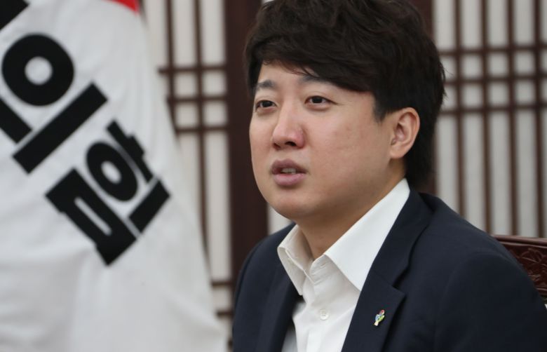 국민의힘 이준석 대표가 16일 국회 대표실에서 조선일보와 인터뷰하고 있다./이덕훈 기자