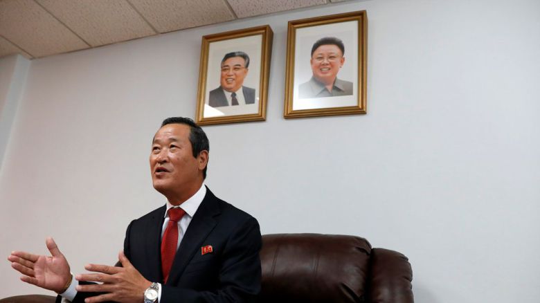 김성 유엔주재 북한대사가 지난 2018년 뉴욕의 유엔주재 북한대표부에서 기자회견을 하고 있다. 뒤에 김일성 김정일 부자의 사진이 걸려있다. /연합뉴스