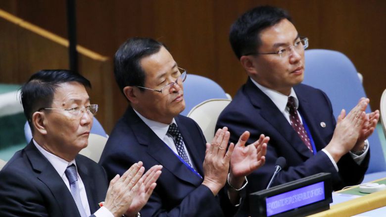 지난 2018년 미국 뉴욕에서 열린 제73차 유엔총회에서 김성 유엔주재 북한대사(가운데)등 북한 대표부가 문재인 대통령의 연설을 들으며 박수를 치고 있다. /AP 연합뉴스