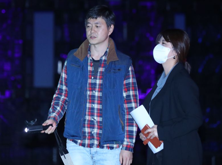 문재인 대통령 아들 문준용씨가 지난해 전시에서 자신의 그림자 작품을 취재진에게 설명하고 있다. /연합뉴스