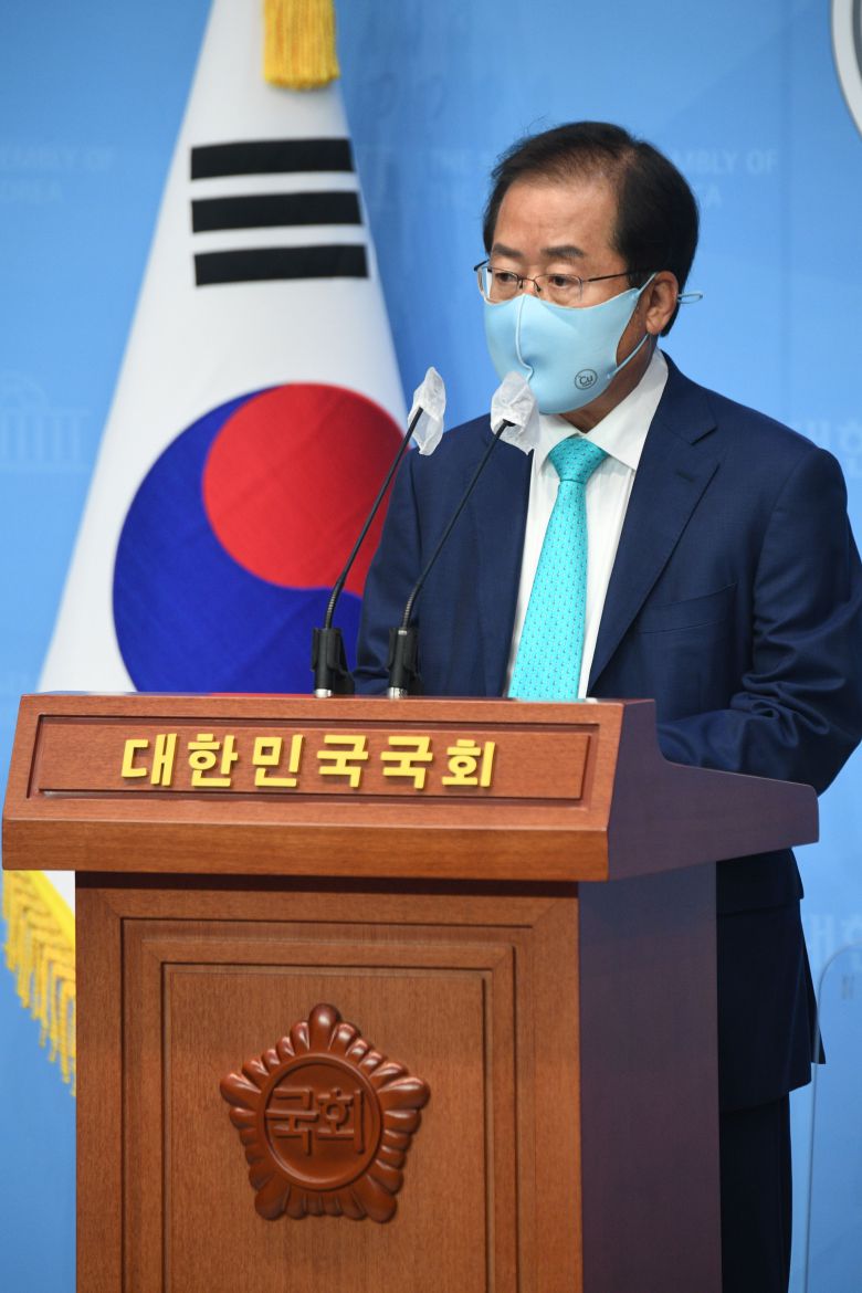 홍준표 무소속 의원이 10일 오전 서울 여의도 국회 소통관에서 기자회견을 열고 국민의힘 복당의사를 공식적으로 밝히고 있다./이덕훈 기자