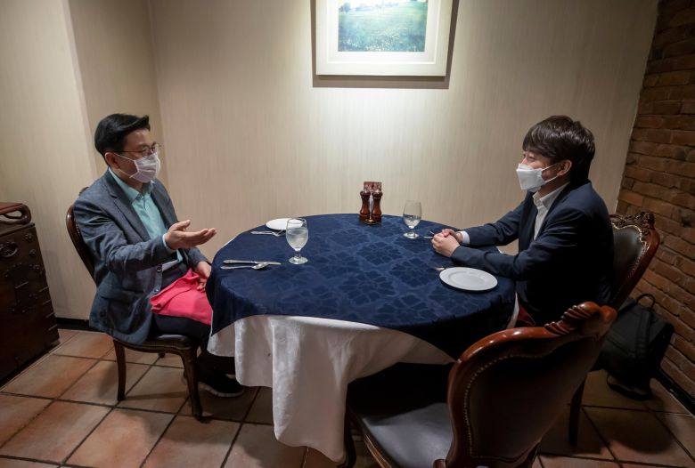 국민의힘 이준석 대표(오른쪽)가 25일 오후 서울 중구의 한 식당에서 황교안 전 대표와 만찬회동을 가지고 있다. /연합뉴스