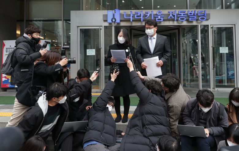 2020년 11월 20일 서울 중구 서울 국가인권위원회에서 열린 ‘피살 공무원 아들의 국가인권회 진정신청 기자회견’에서 해양수산부 공무원 고 이모씨 유족 측을 대표해 이모씨의 전 부인이 취재진 앞에서 입장을 밝히고 있다. 공무원 이모씨의 전 부인 권모씨와 법률대리인 김기윤 변호사는 더불어민주당 신동근 의원과 김홍희 해양경찰청장 등을 상대로 인권위에 진정서를 제출했다./ 고운호 기자