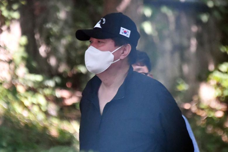 29일 대선 출마 선언을 앞둔 윤석열 전 검찰총장이 최근  서초동의 한 공원과  반포한강공원에서 천안함 모자를 착용하고 산책하는 모습이 카메라에 잡혔다./더 팩트 제공