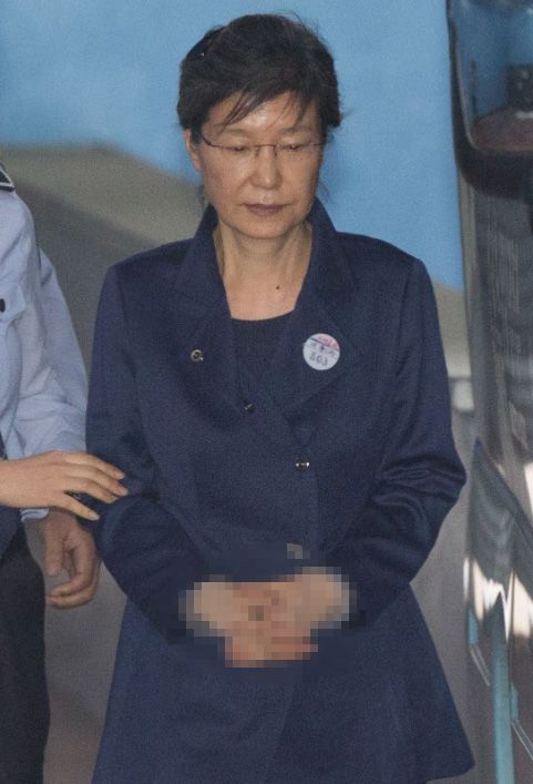 2017년 10월 13일 오후, 박근혜 전 대통령이 서울 서초구 서울중앙지법에서 재판을 마치고 수갑을 찬 상태로  호송차로 이동하고 있다./고운호 기자