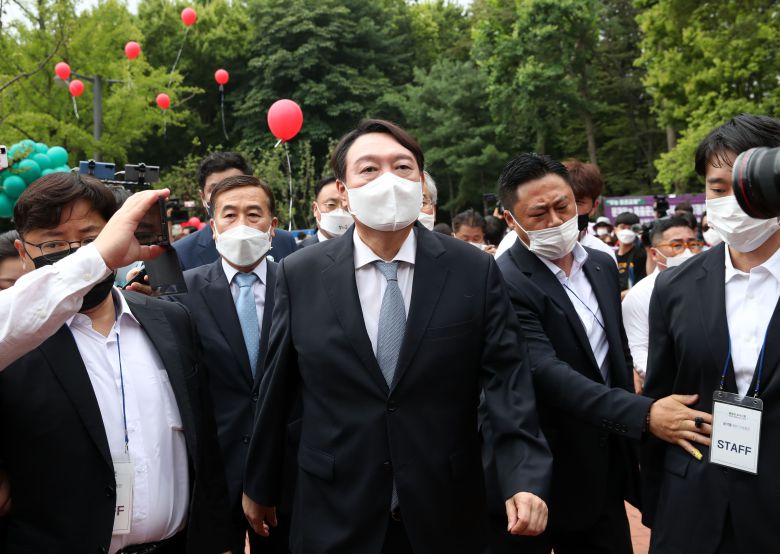 윤석열 전 검찰총장이 29일 오전 대선 출마 기자회견이 열리는 서울 서초구 매헌 윤봉길 의사 기념관으로 들어가고 있다. /연합뉴스