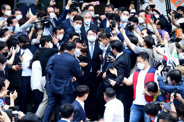 윤석열 전 검찰총장이 29일 서울 서초구 매헌윤봉길의사기념관에서 대선 출마 기자회견을 마친 뒤 나서고 있다. 2021.06.29 국회사진기자단