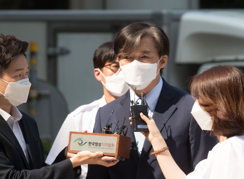 사진 / 25일 오전, 서울 서초동 서울중앙지법에서 자녀 입시비리 혐의로 재판에 넘겨진 조국 전 법무부 장관이 출석하고 있다. 2021.6.25. / 고운호 기자