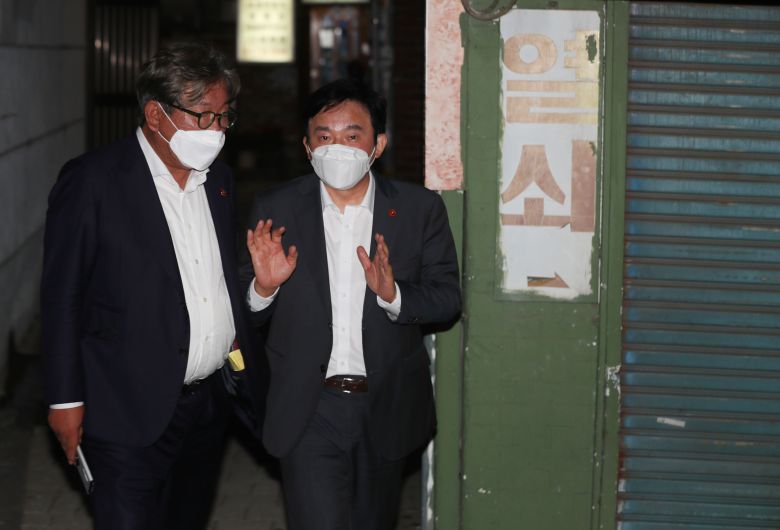 사진/ 2일 저녁 서울 종로구의 한 한정식집에서 식사를 마친 원희룡 제주지사가 김상협 제주연구원장과 대화를 나누고 있다. 30분 앞서 윤석열 전 검찰총장이 비서실장과 함께 같은 식당에서 나왔다 2021. 7. 2 / 장련성 기자