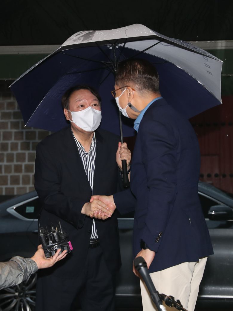 윤석열 전 검찰총장과 권영세 국민의힘 의원이 3일 서울의 한 식당에서 회동을 하고 있다. 2021.07.03. kkssmm99@newsis.com