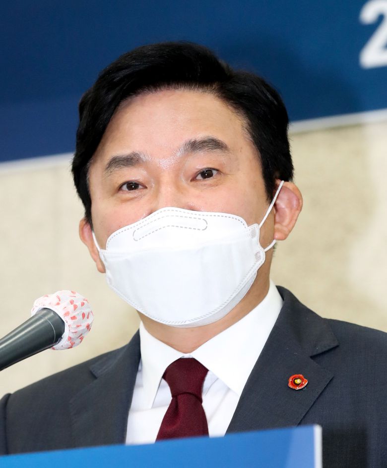 원희룡 제주지사가 1일 오전 제주도청 4층 탐라홀에서 열린 '제주특별자치도 출범 15주년 및 민선 7기 3주년' 기자회견에서 취재진의 질문에 답변하고 있다./뉴시스