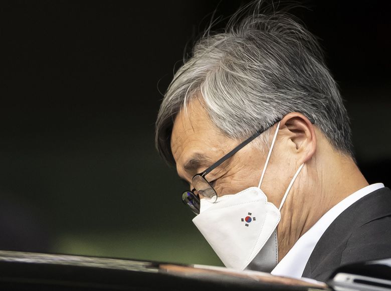 최재형 감사원장이 25일 오후 서울 종로구 삼청동 감사원에서 나오고 있다. 2021.6.25 /연합뉴스