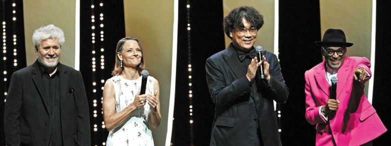 6일 칸 영화제 개막 선언을 한 영화인들. 왼쪽부터 페드로 알모도바르 감독, 조디 포스터, 봉준호 감독, 심사위원장인 스파이크 리 감독. /AFP 연합뉴스