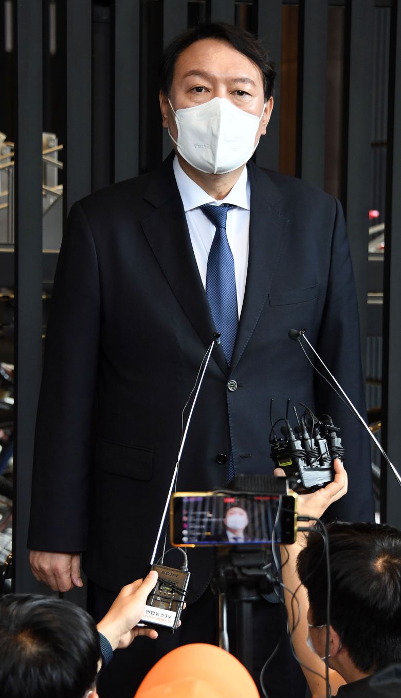 국민의당 안철수 대표7일 오후 서울 종로구 한 중국식당에서 윤석열 전 검찰총장과 오찬 회동을 마친 뒤 백 브리핑 장소에서 기자들의 질문에 답하고 있다./국회사진기자단