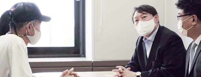 윤석열 전 검찰총장이 10일 서울 광화문 캠프 사무실에서 서해상에서 북한군에 사살된 해양수산부 공무원 이모 씨의 유족과 면담하고 있다. /윤석열 캠프 제공