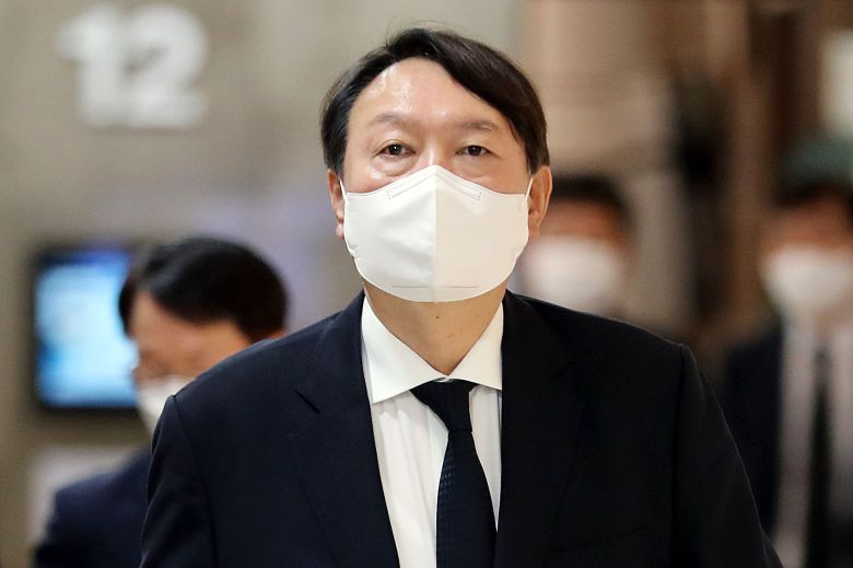 윤석열 전 검찰총장이 지난 8일 오후 서울 서대문구 연세대학교 세브란스병원 장례식장에 마련된 최재형 전 감사원장의 부친 최영섭 예비역 해군 대령 조문을 위해 빈소에 들어서고 있다./연합뉴스