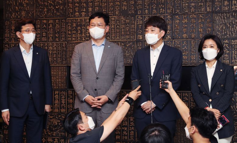 더불어민주당 송영길 대표와 국민의힘 이준석 대표가 지난 12일 서울 여의도의 한 식당에서 만찬 회동을 마친 후 회동 결과를 브리핑하고 있다. 왼쪽부터 더불어민주당 고용진 수석대변인, 송영길 대표, 국민의힘 이준석 대표, 황보승희 수석대변인. 2021.7.13/연합뉴스