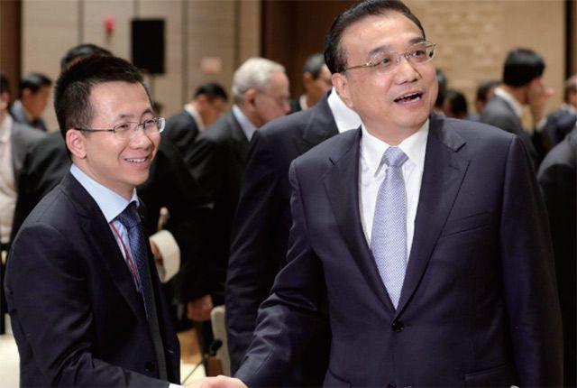 장이밍 바이트댄스(왼쪽) CEO가 2019년 3월 보아오포럼에서 리커창 중국 총리와 악수하고 있다./터우탸오